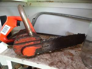 lot 1209 image: Small Electric Chainsaw