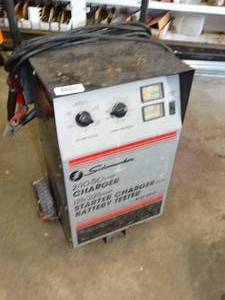 lot 1190 image: Schumacher 21050 Amp Charger  - Starter