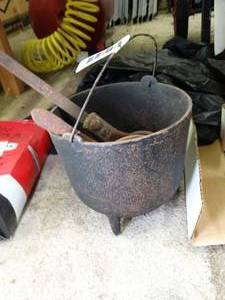 lot 1303 image: Small Cast Iron Pot and 2 Spoons Smelting