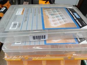 lot 1290 image: 2 - Clear Plastic Small Storage Containers