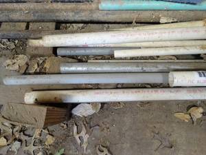 lot 1386 image: Long Plastic and Metal Pipes Lot