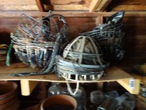 lot 1442 image: Variety of Hanging Metal - Wall Mountable Metal Planters and More