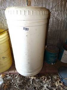 lot 1443 image: 10 Gallon Plastic Barrel