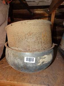 lot 1451 image: Bowl and Sifter for Creamers