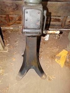 lot 1457 image: ANTIQUE MONTGOMERY WARD CREAM SEPARATOR HAND CRANK