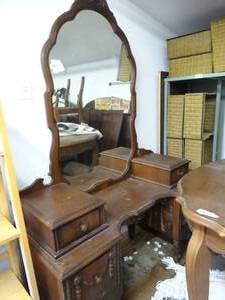 lot 1346 image: Beautiful Dark Wood Antique Vanity