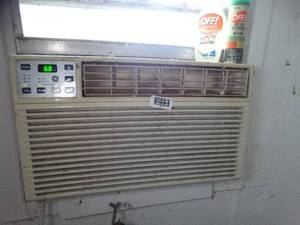 lot 1413 image: Small GE Window AC Unit  Tested and Working
