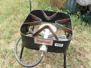 lot 1553 image: Bayou Classic Propane Single Burner
