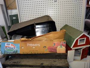 lot 1501 image: Flat of Animal Feeders