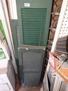 lot 1512 image: Plastic Window Shades Decor
