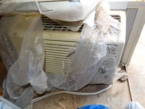 lot 1533 image: Small AC Window Unit