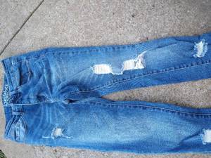 lot 3557 image: Resfeber womens Size 4 distressed skinny jeans