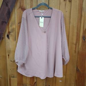 lot 9939 image: LIGHT SUMMER TOP SIZE 3XL