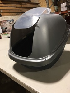 lot 6115 image: Cat Litter Box with damaged door but still useable without