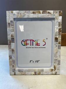 lot 882 image: 8 x 10 decorative picture frame
