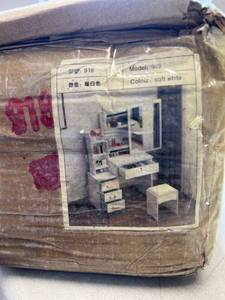 lot 904 image: Youth make up vanity with stool. white.
