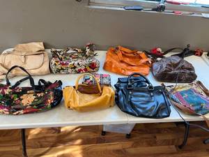 lot 1142 image: purse lot