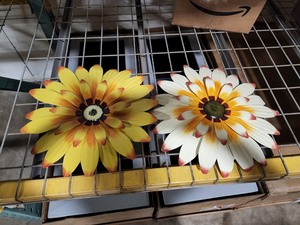 lot 719 image: Metal Sunflower Display Piece (2 pack)