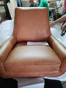 lot 2315 image: Living Room Chair