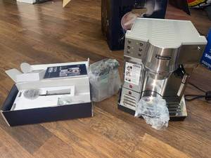 lot 3673 image: Delonghi cappuccino maker very nice machine