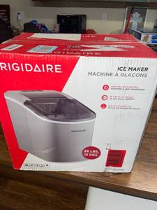 lot 3685 image: Ice machine