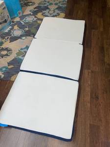 lot 3687 image: Foldable pet bed