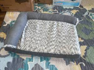 lot 3704 image: Small pet bed