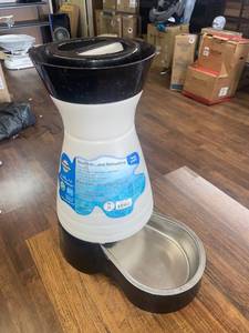 lot 3708 image: Pet water station