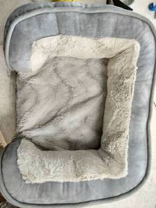 lot 111 image: bed dog 20� 15 inches