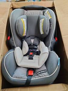 lot 175 image: Graco car seat