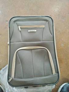 lot 226 image: rockland small luggage