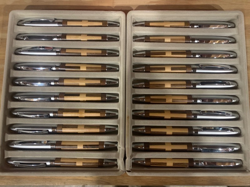 lot 153 image: 20 Wooden Detailed Decorative Pens