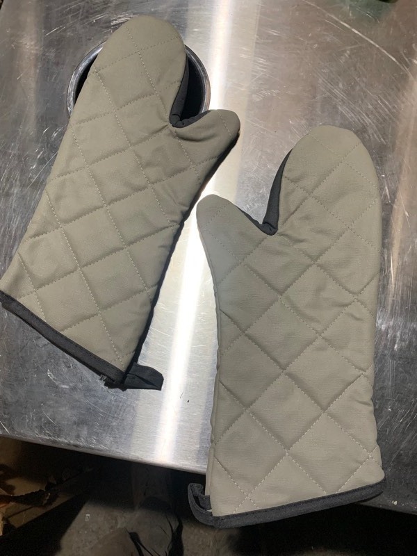 lot 165 image: Pair of Heavy Duty Sysco Quilted Grey Oven Mitts