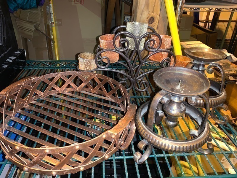 lot 253 image: Metal Decor Pieces Bundle (2)