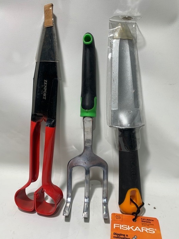 lot 335 image: 3 Piece Garden Bundle Blades and Digging Tools
