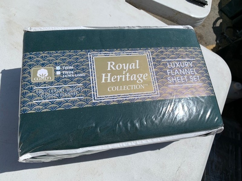 lot 323 image: New Cotton Royal Heritage Collection Twin 100% Luxury Weight Forest Green Cotton Flannel