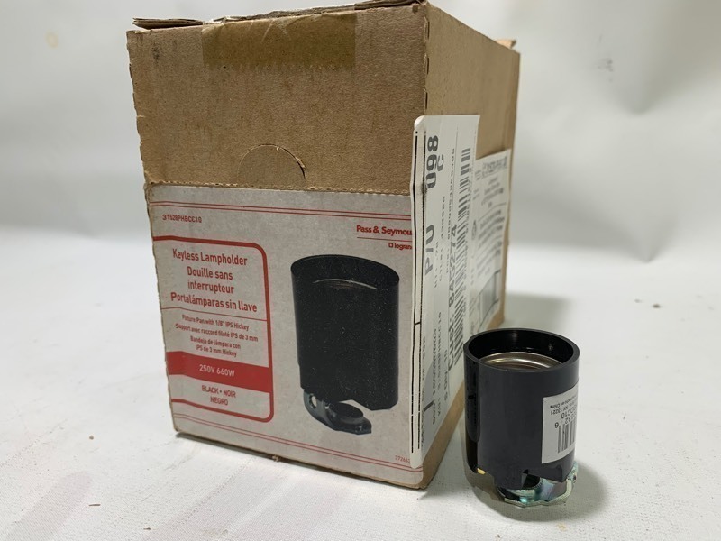 lot 424 image: 10 New Pass & Seymour Black Keyless Lampholder 18 IPS Hickey