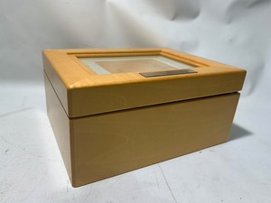 lot 26 image: Hand Crafted Golden Maple Wood Deuce Picture Storage Box