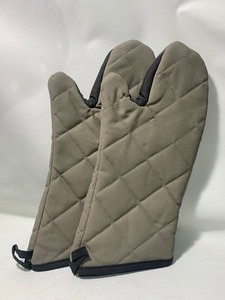 lot 54 image: New Pair of Sysco 17 Heavy Duty Quilted Oven Mitts