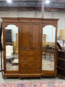 lot 1002 image: Three section Gentlemens cabinet 87 x 80 x 25