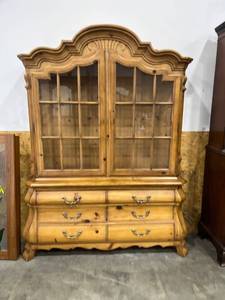 lot 1004 image: Drexel six drawer knotty wood hutch 84 x 65 x 18
