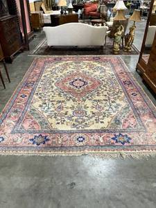 lot 1024 image: Large area rug 144 x 99