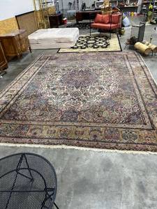 lot 1036 image: Large area rug 177 x 139