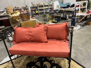 lot 1038 image: Iron daybed with pillows 41 x 53 x 31