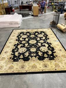 lot 1039 image: Large area rug 96 x 122
