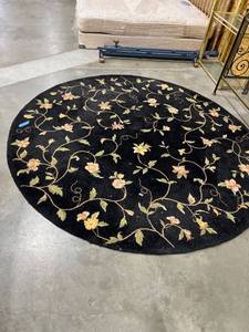 lot 1040 image: Large circular area rug 95 inches round