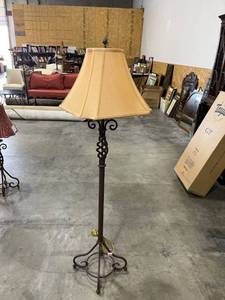 lot 1047 image: Iron floor lamp 60 inches