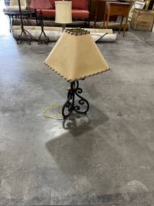 lot 1050 image: Iron table lamp 30 inches