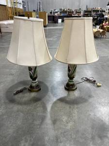 lot 1053 image: Set of two floral table lamps 29 inches