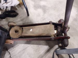 lot 1127 image: Floor jack